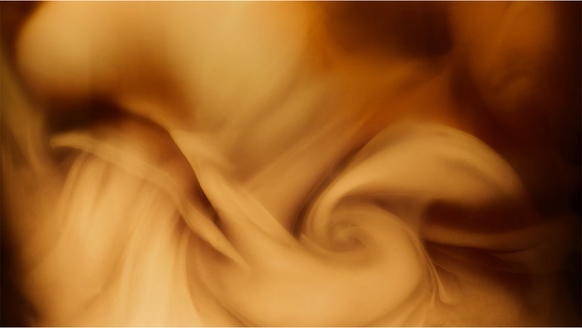 Café mezclándose con leche