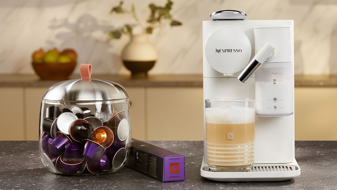 Cafetera Lattissima One Nespresso blanca junto a Dispensador Mia