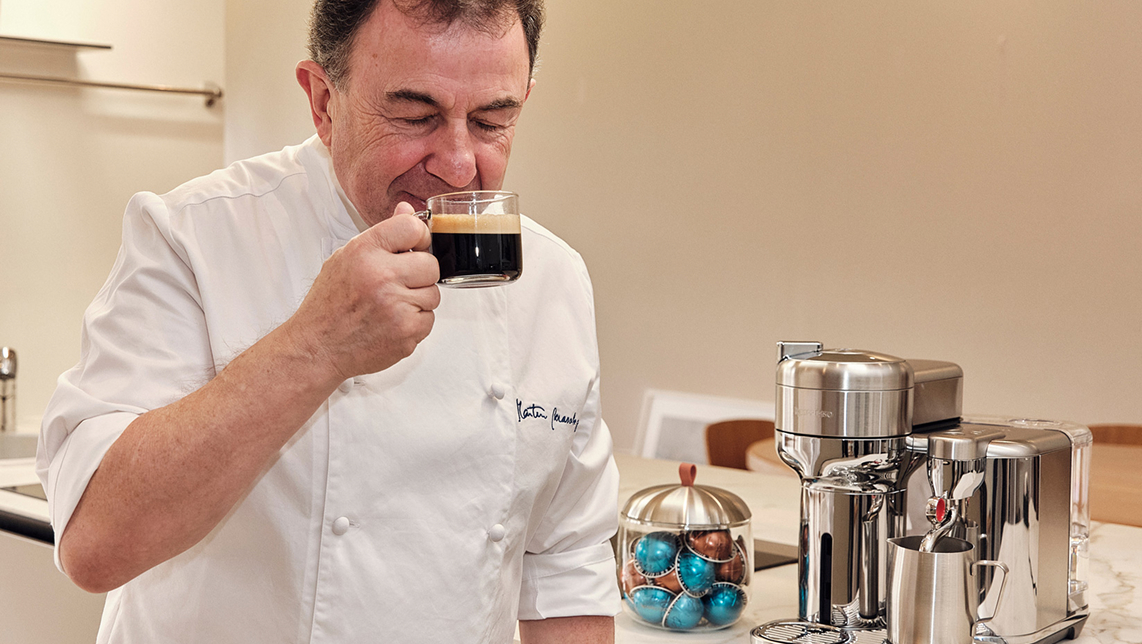 Martín Berasategui oliendo una taza de café.
