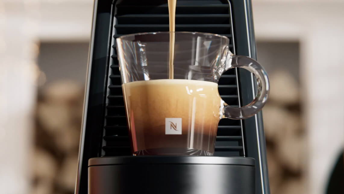 Máquina de café Nespresso con taza de cristal