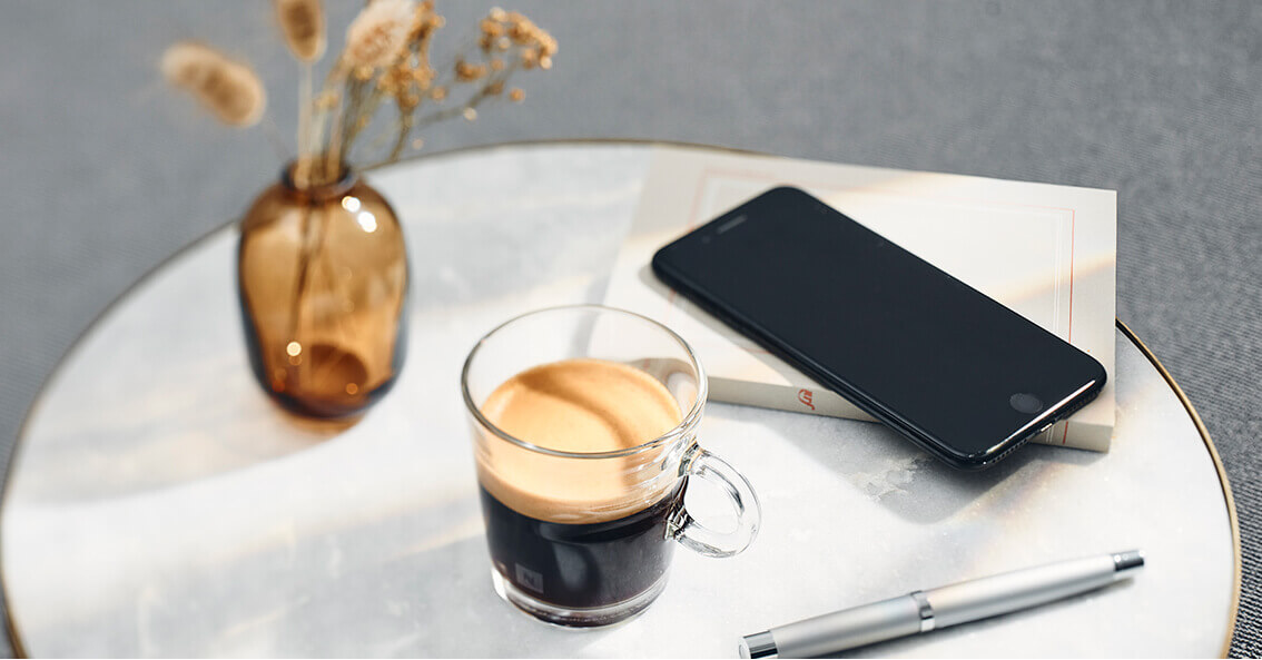 Persona haciendo su pedido Nespresso por teléfono