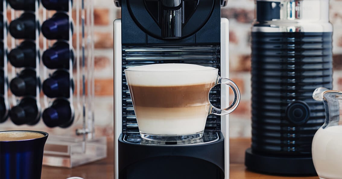 Taza de café hecho con máquina Nespresso