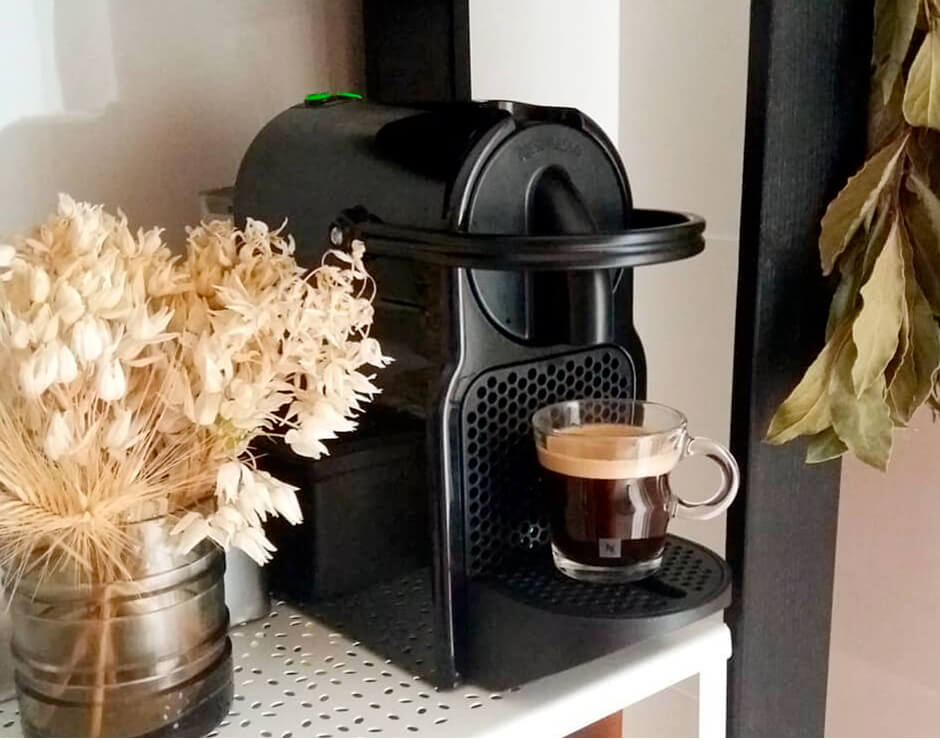 Máquina de Nespresso con café recién heho