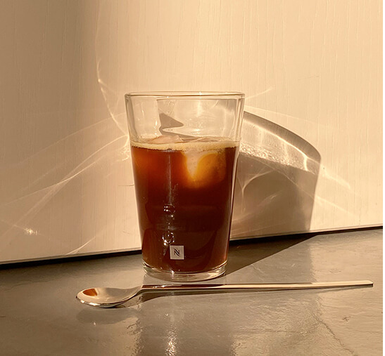 Café solo con hielo Nespresso Vertuo y cuchara larga