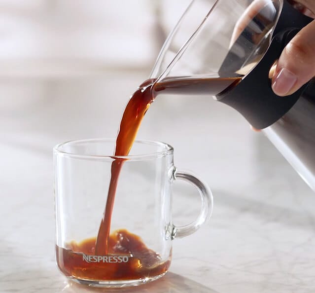 Sirviendo café Nespresso Vertuo