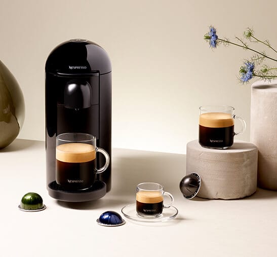 Máquina Nespresso Vertuo y tazas de café