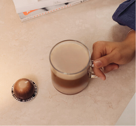 Taza de café Nespresso con capsula