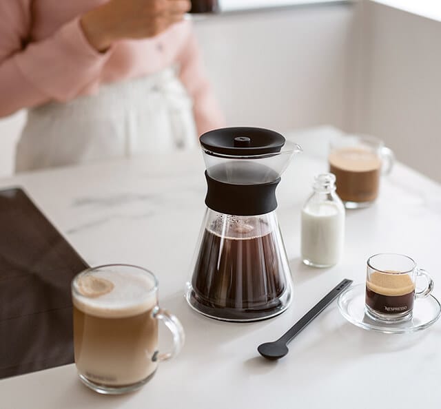 Jarra de café y tazas Nespresso Vertuo