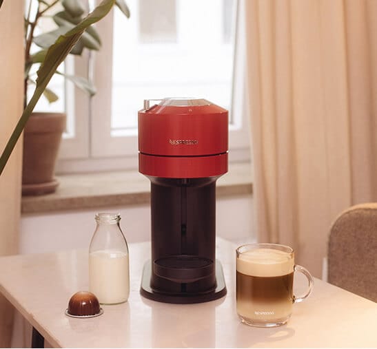 Máquina Nespresso Vertuo, taza de café y leche