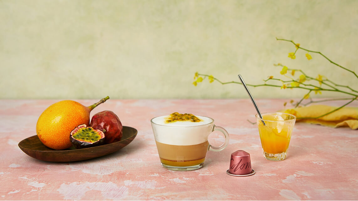 Fruta, café, zumo y capsula Nespresso
