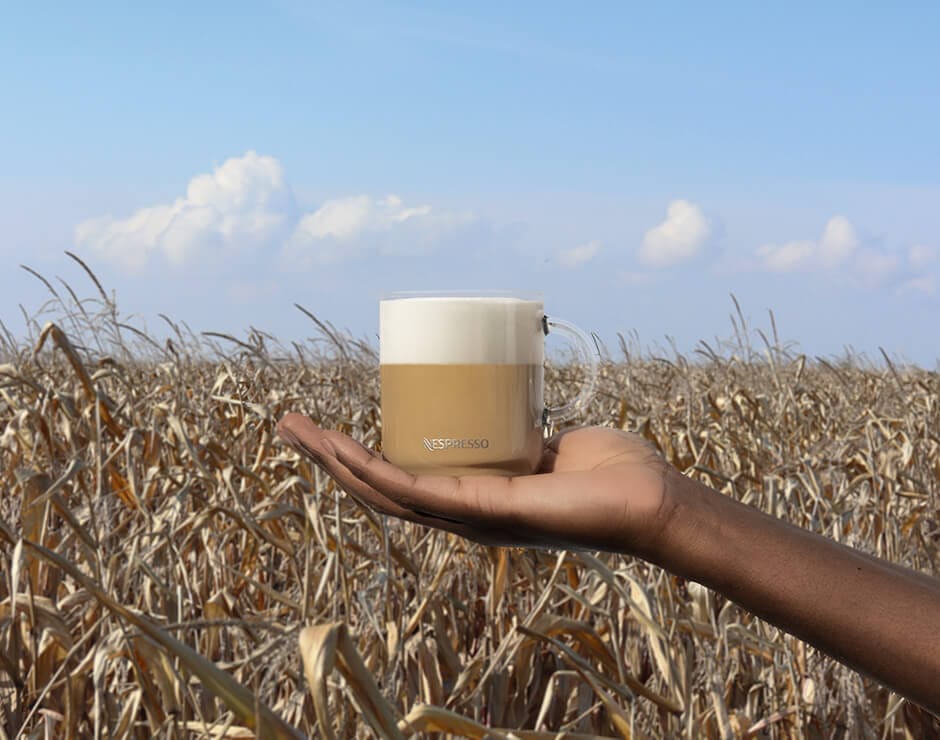 Taza Nespresso Vertuo con abundante crema en campo