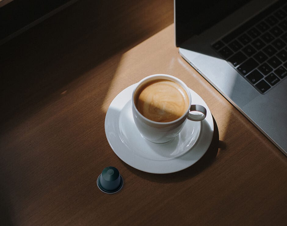 Taza de café al lado del ordenador