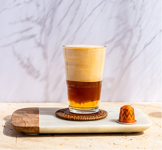 Vaso con café nespresso world explorations