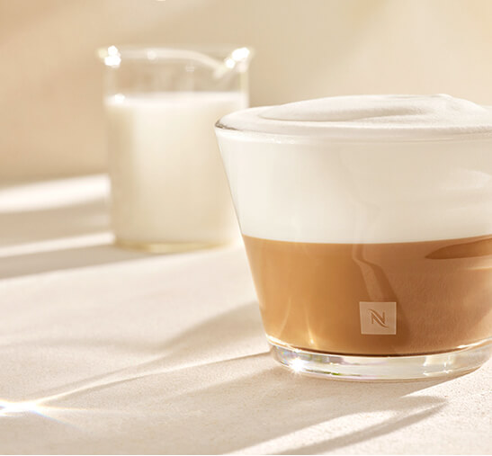 Vaso con café con leche espumoso Nespresso 