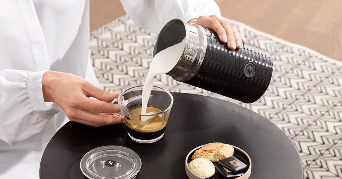 Sirviendo la leche Nespresso Aeroccino y café