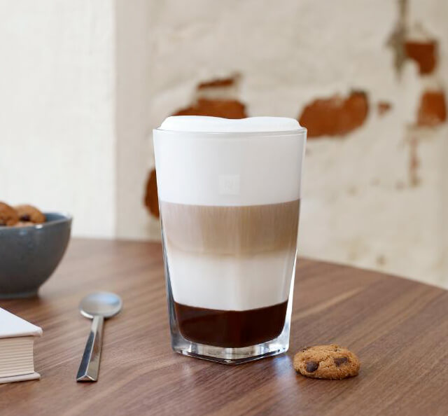 Taza de café y cápsulas Nespresso