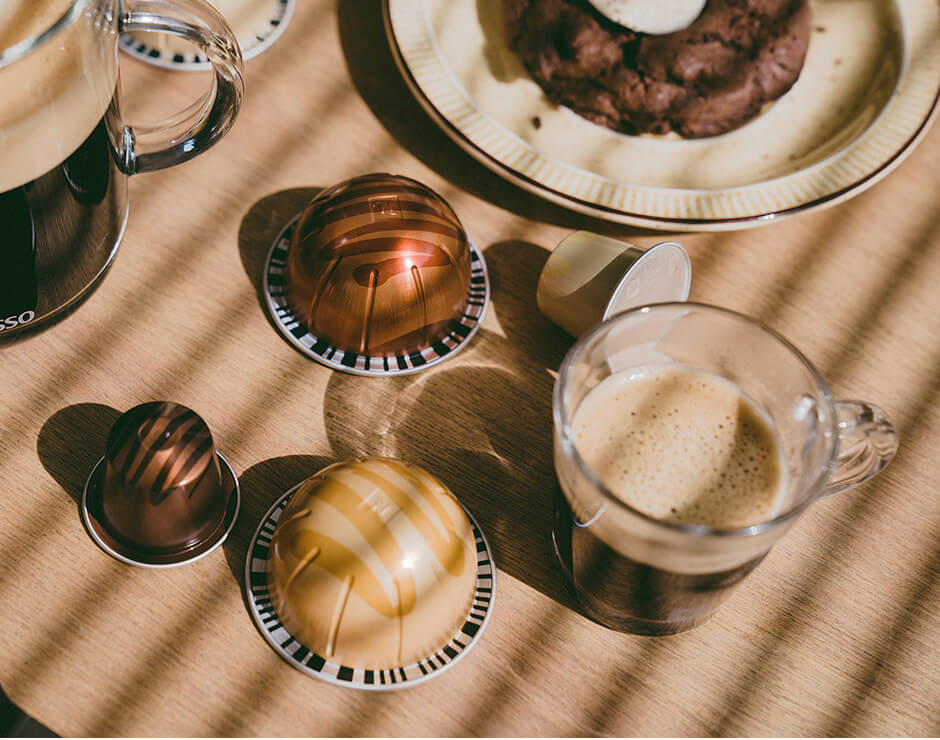 Taza de café y cápsulas Nespresso