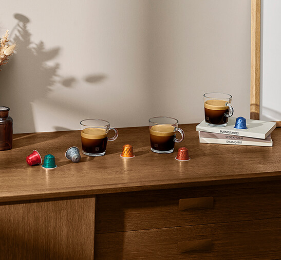 Café nespresso encima de mesa de madera