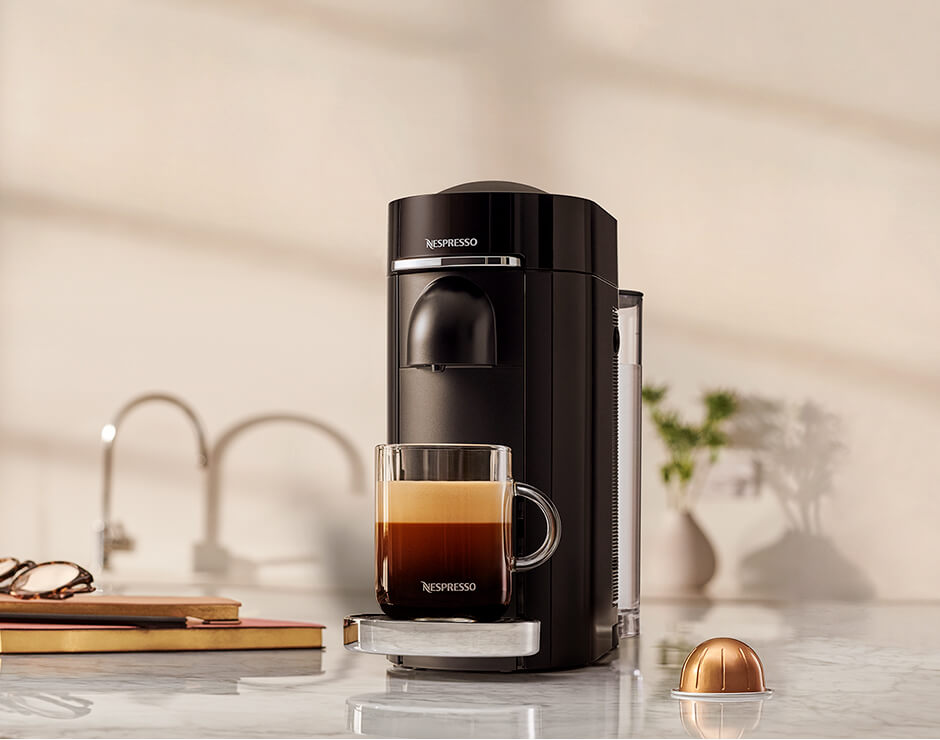 Máquina Nespresso con café con abundante espuma