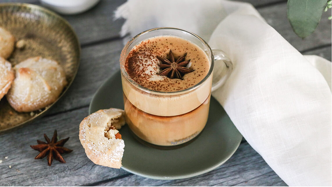 Café Vertuo con abundante espuma y chocolate con galletas