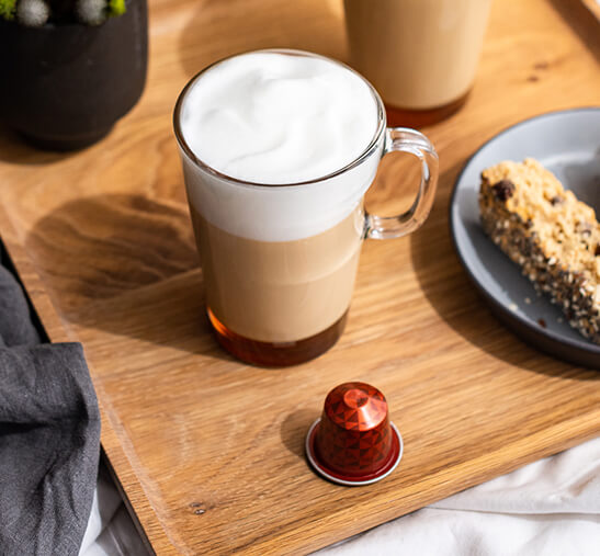 Café encima de madera