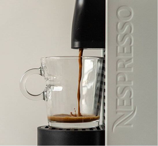 Máquina Nespresso sirviendo café 