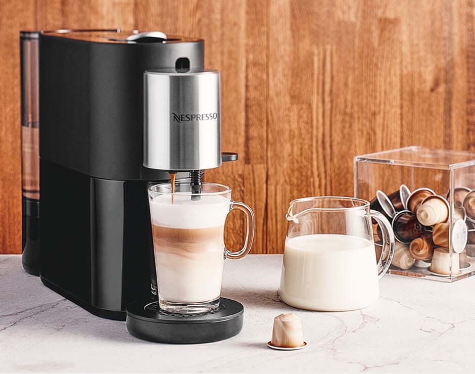 Preparando un café con leche con máquina Nespresso Atelier