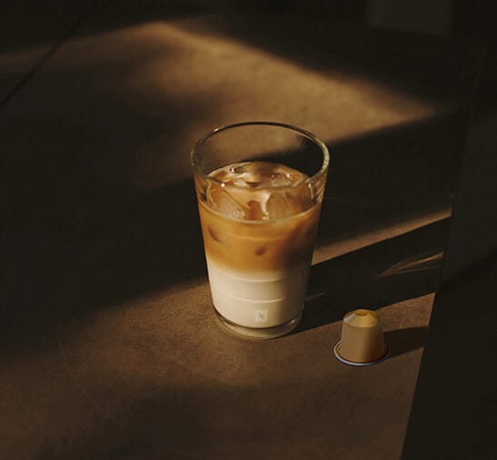 Taza de café preparado con máquina Nespresso Atelier