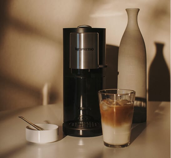 Taza de café y máquina Nespresso Atelier