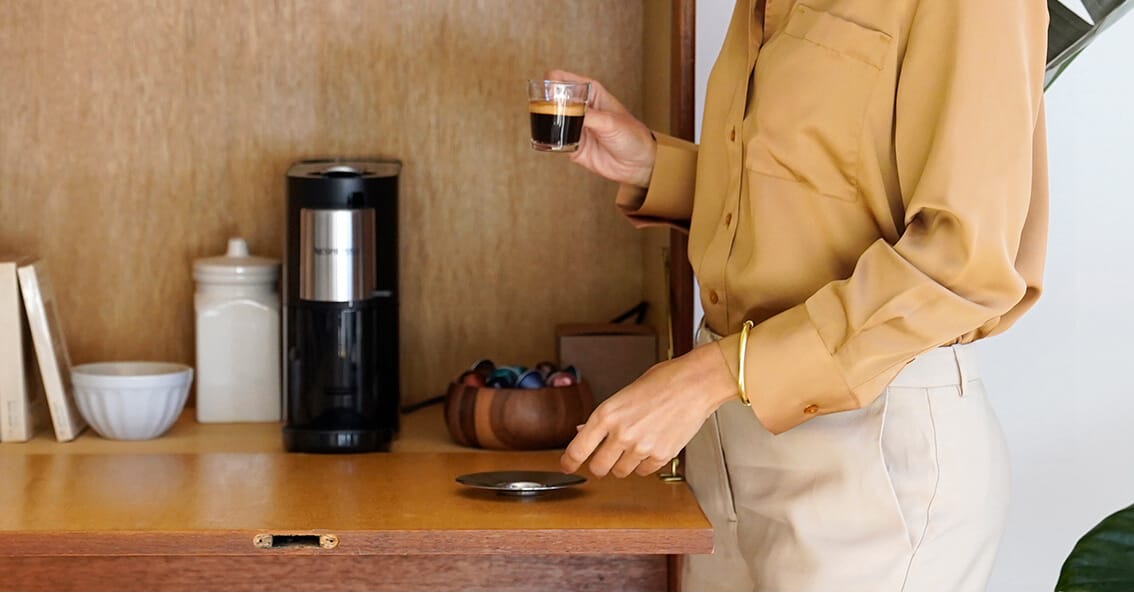 Taza de café preparado con máquina Nespresso Atelier