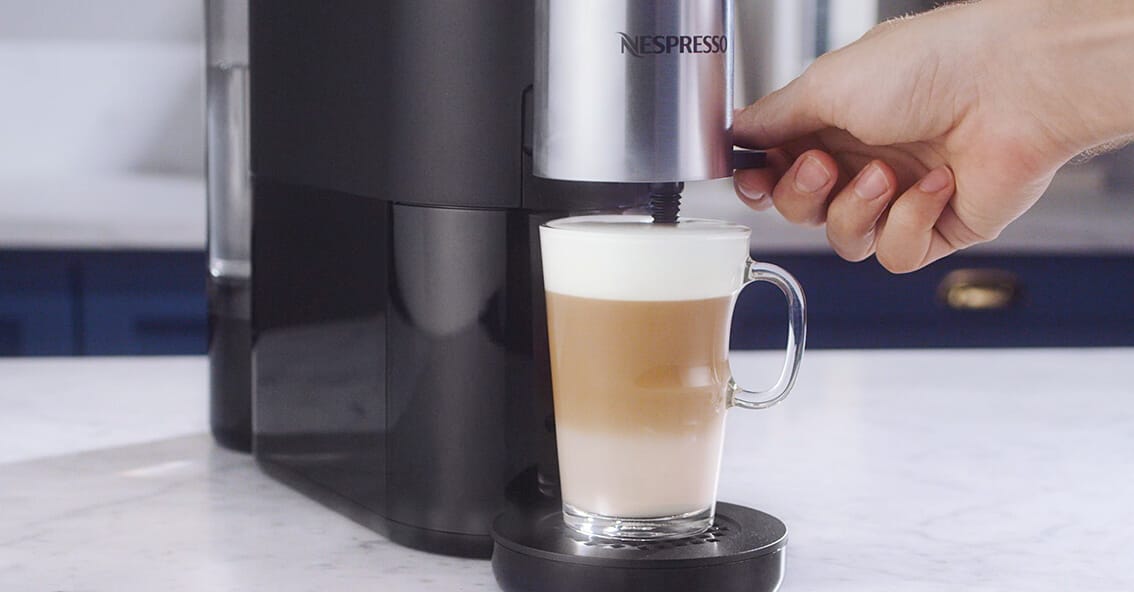Máquina Nespresso Atelier y café con leche preparado