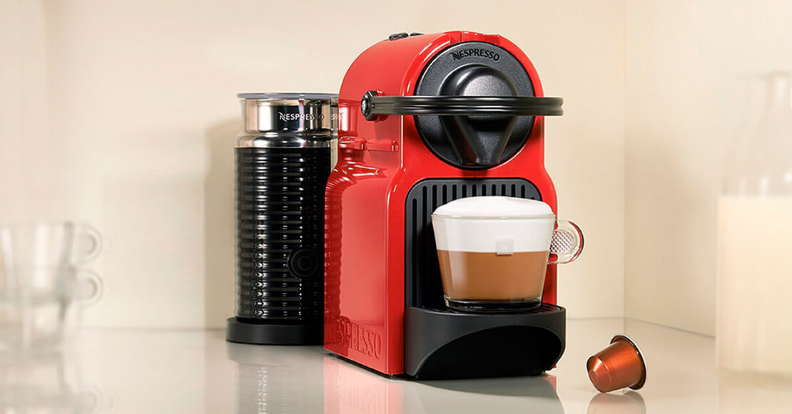 Cafetera roja Nespresso