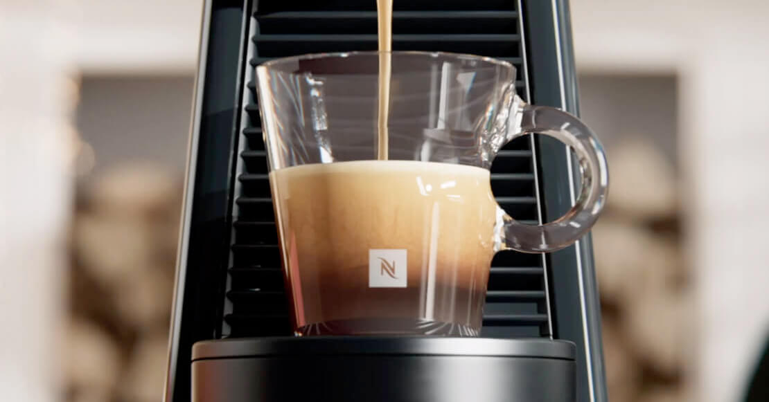 Máquina de café Nespresso con taza de cristal