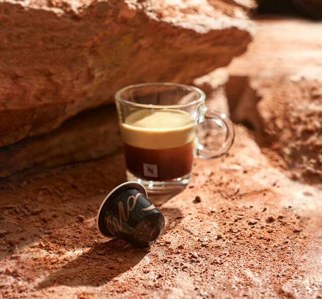 Café Nespresso en roca