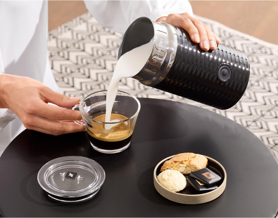 Café Blanco Con Accesorios De Barista Para Hacer Té De Café Y Un