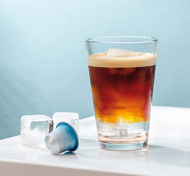 Café con hielo y cápsula Freddo Intenso de Nespresso