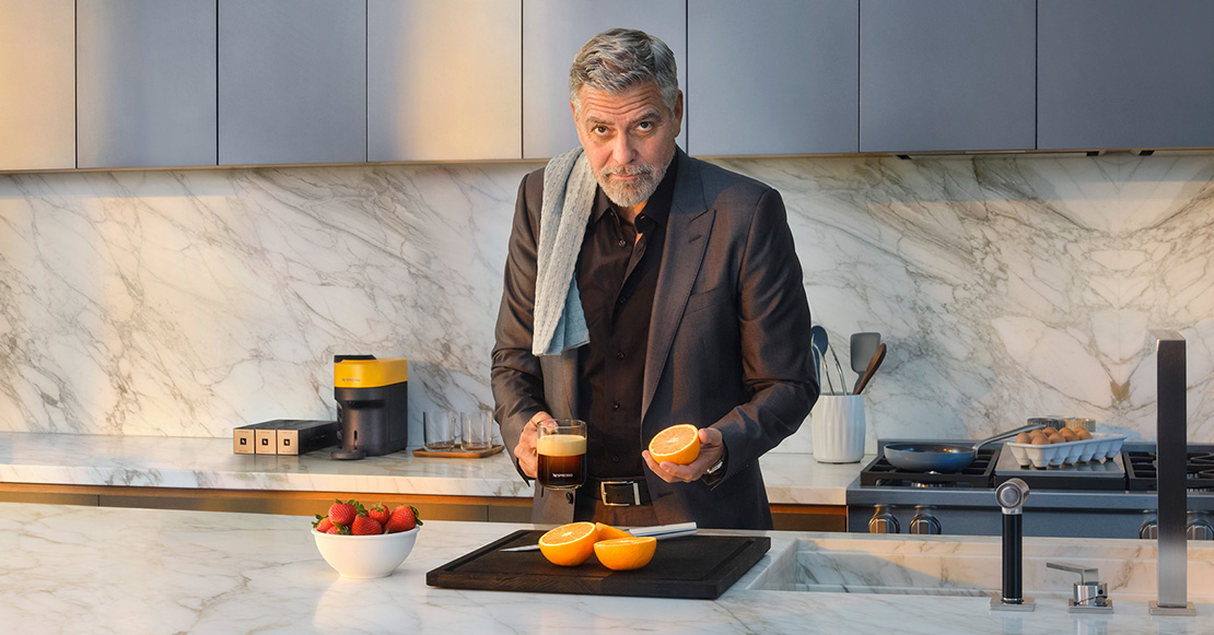 Taza de café con leche para desayunar