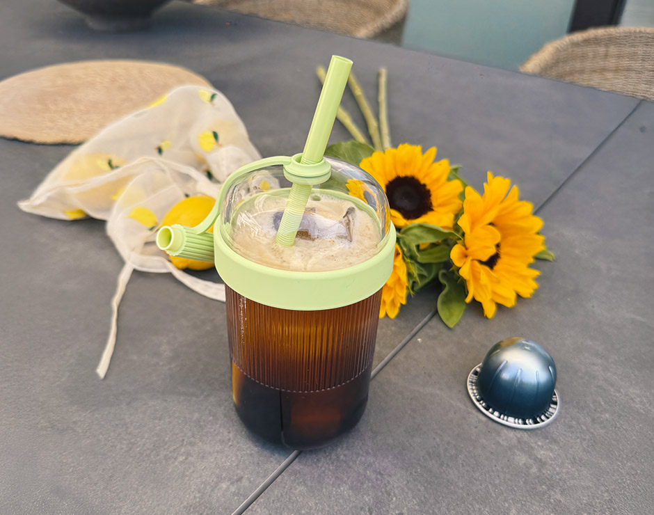 Café helado en tumbler de color verde