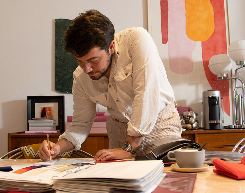 Hombre trabajando con colores