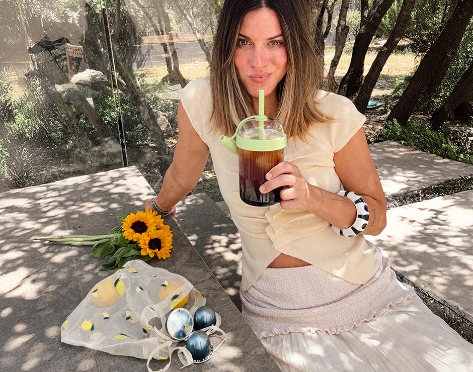 Mujer bebiendo café en tumbler de color verde