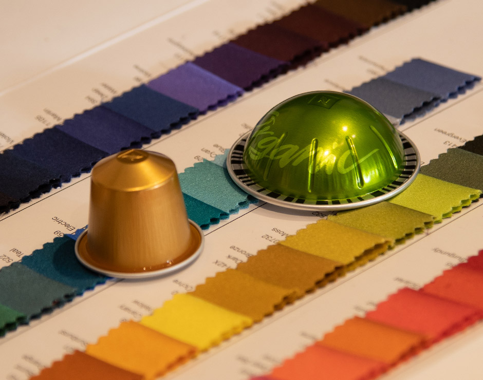 Telas y colores junto a cápsulas nespresso