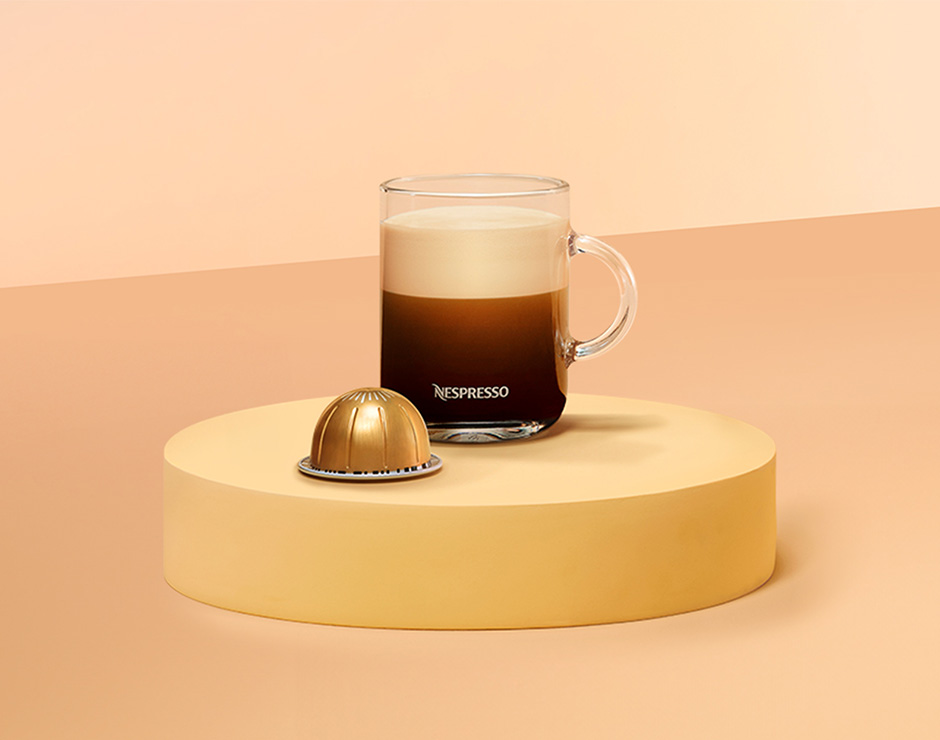 Café dorado junto a café con crema