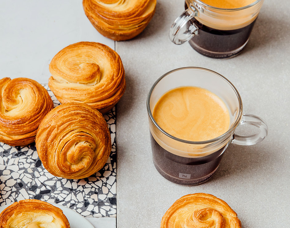 Cafés nespresso junto a pasteles