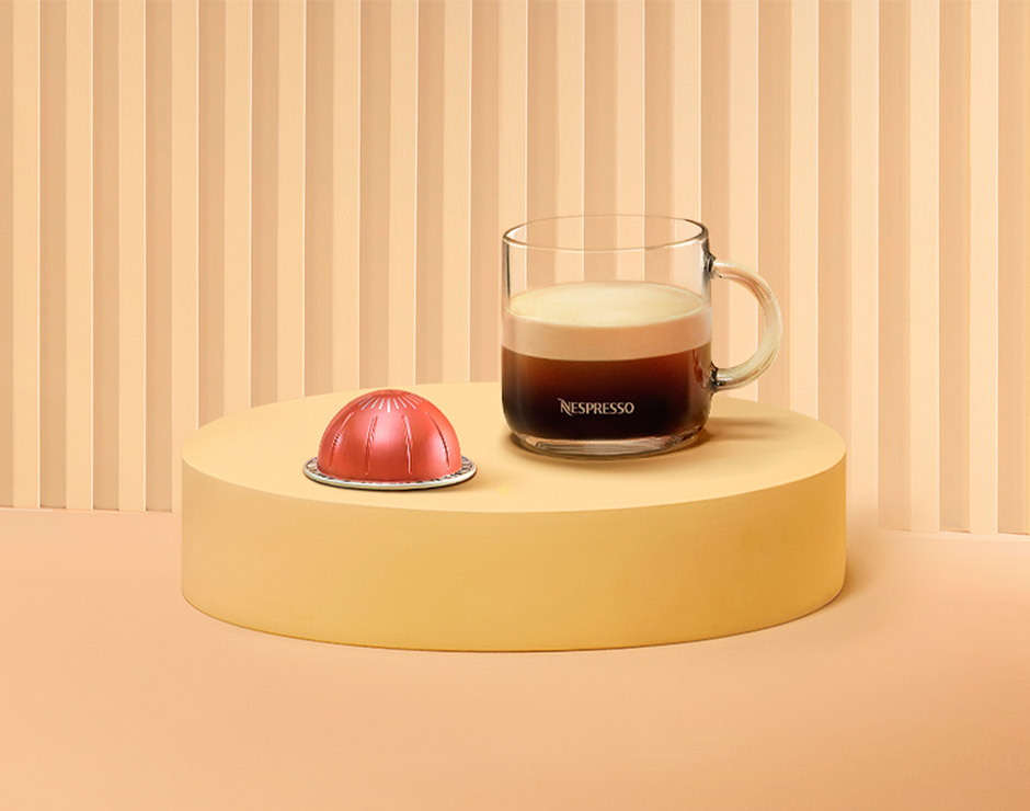 Café rosa encima de un cirulo junto a un café