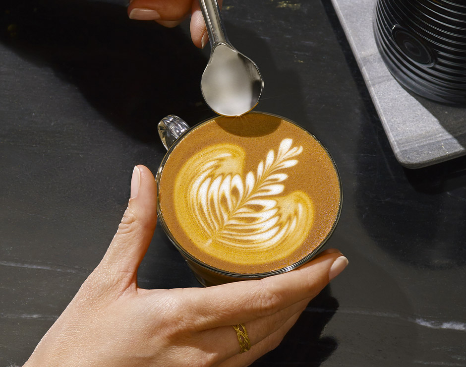 Café con un dibujo y una cuchara