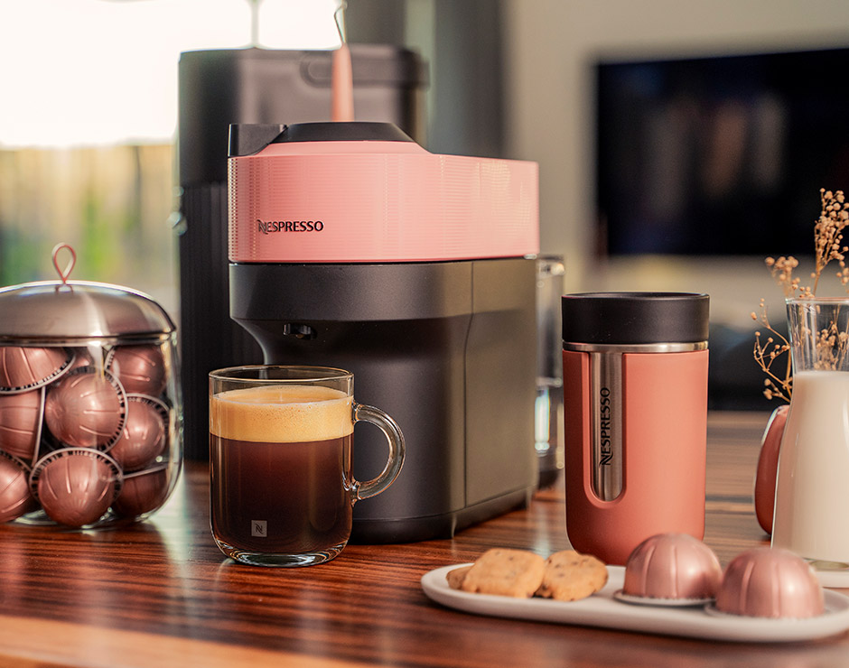 Café, cápsula y termo rosas