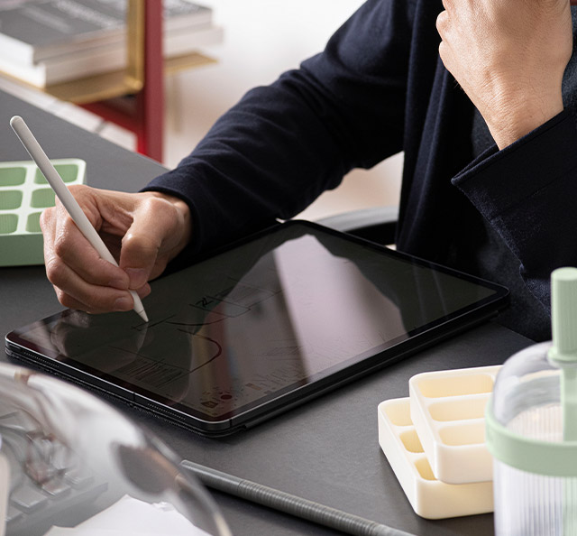 Ordenador portatil negro encima de una mesa