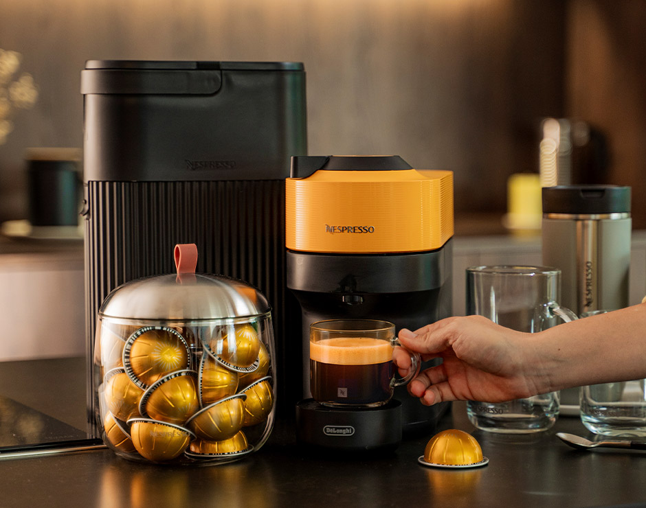 Máquina de color amarillo con un café con crema