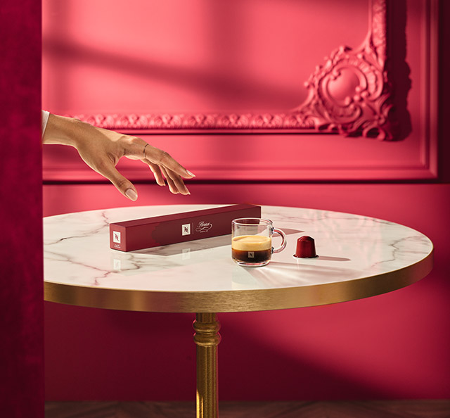 Cafés encima de una mesa de mármol