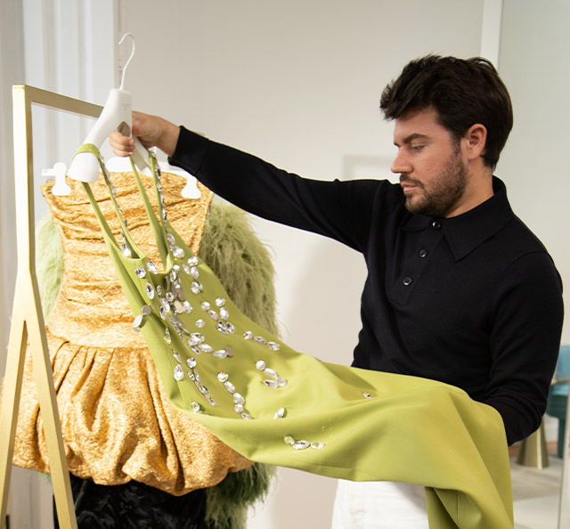 Diseñador de moda enseñando un vestido